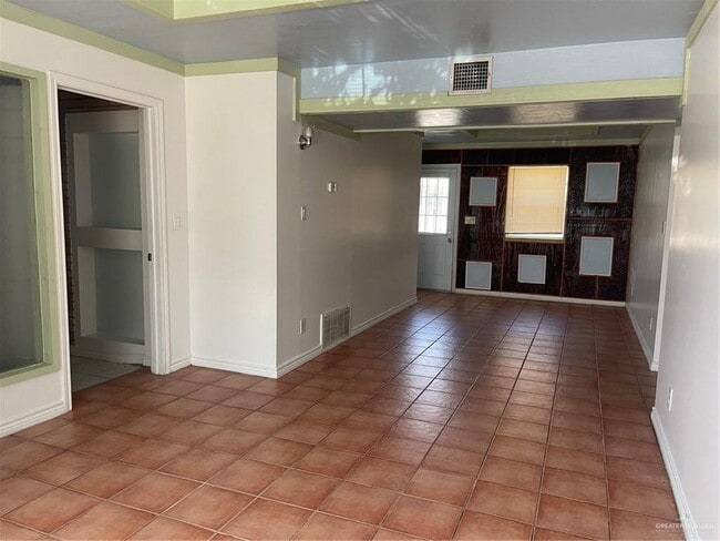 1902 Charles Cir