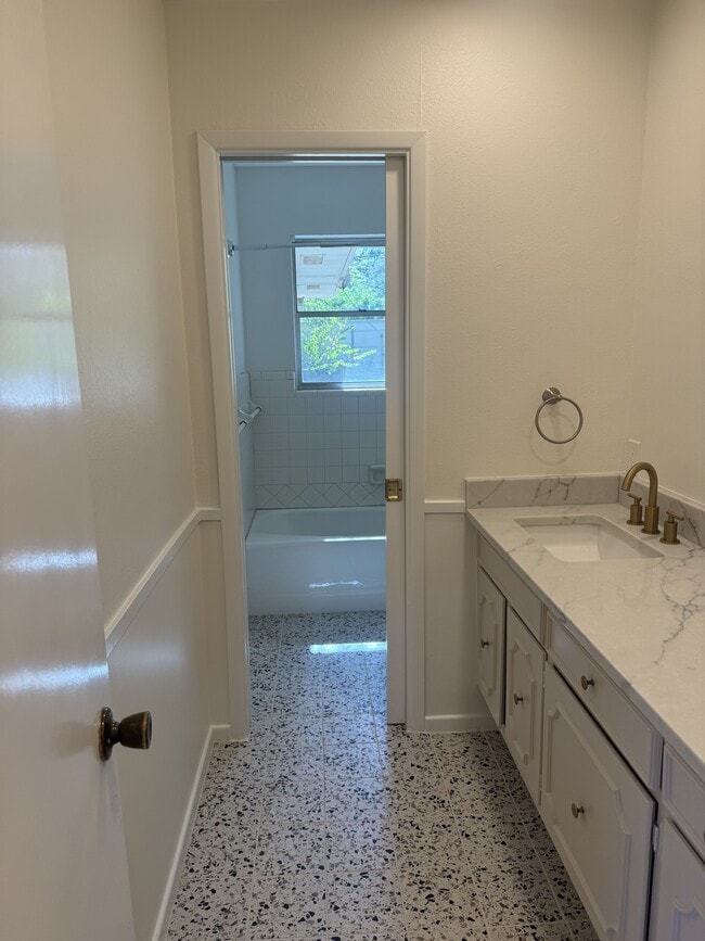 Photo - 6001 Wonder Dr