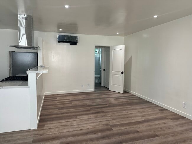 Photo - 423 S Sherbourne