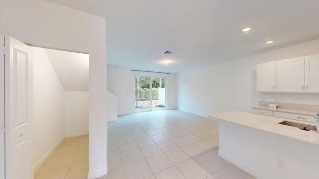 Photo - 4643 Hollister Ave