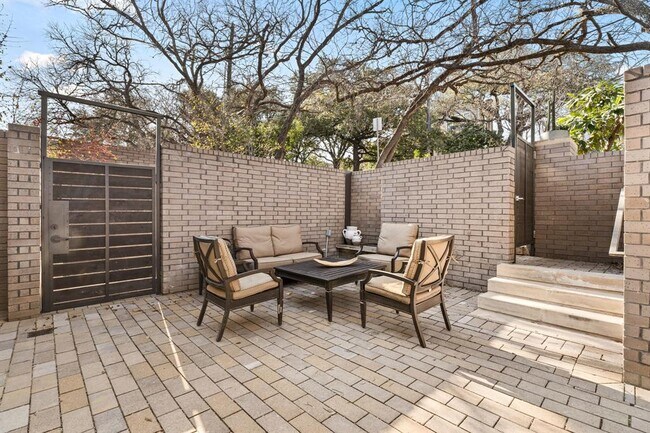 Photo - 615 Harthan St