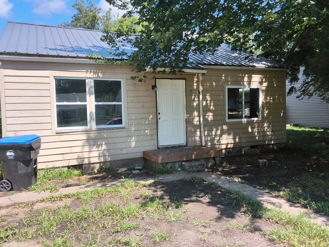 Building Photo - 934 SE Pinecrest Dr