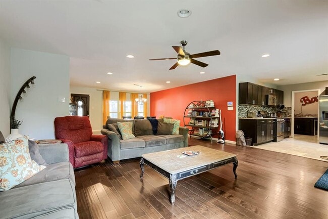 Photo - 2606 Loyola Ln