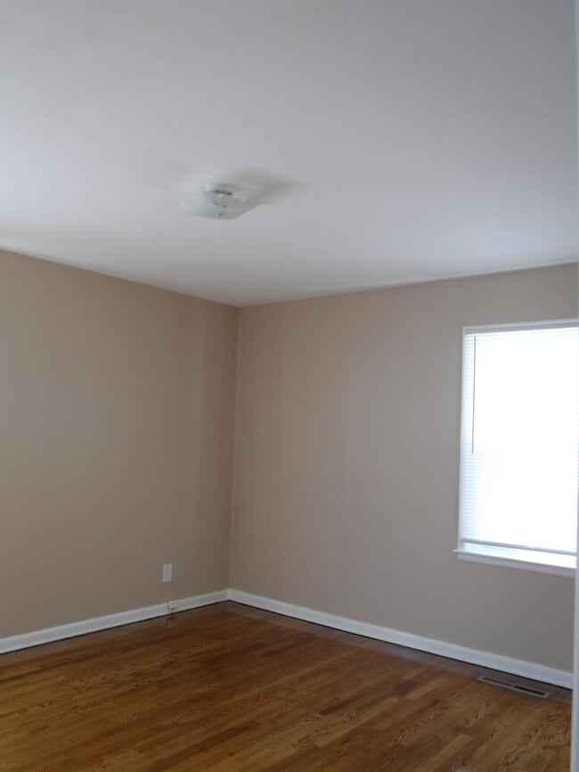 Photo - 505 W Meadow Ln