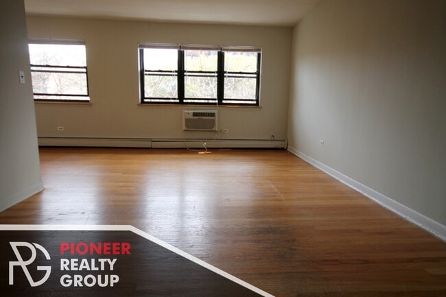 Photo - 502 W Briar Pl