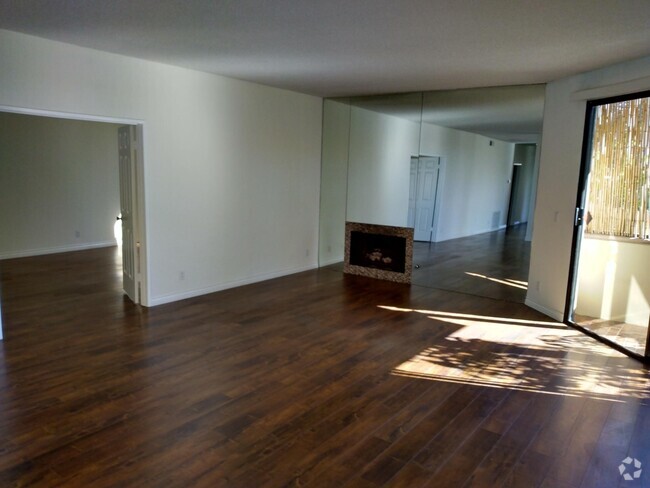 Building Photo - 11558 Rochester Ave Unit 102 Rental