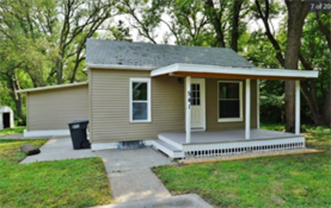 Building Photo - 541 W Belmont Ave