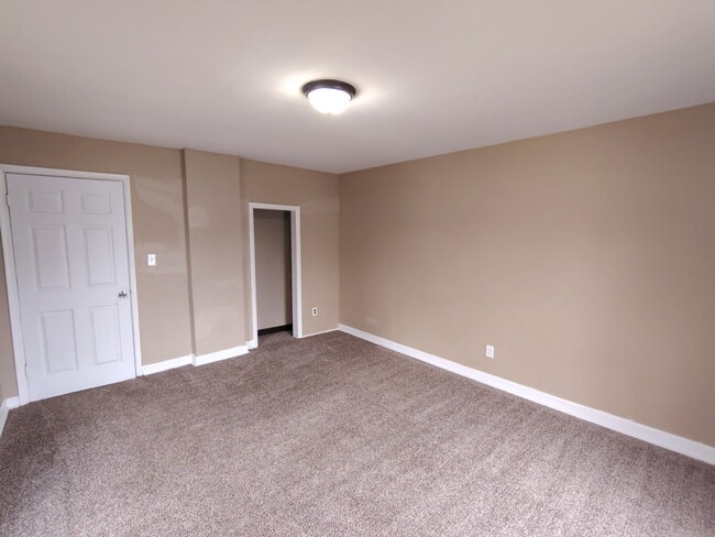 Photo - 925 W 5th St Unit 3