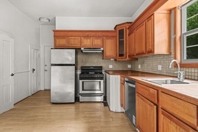 Photo - 70 NE Tillamook St