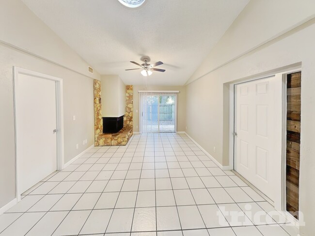 Photo - 835 Stonybrook Cir