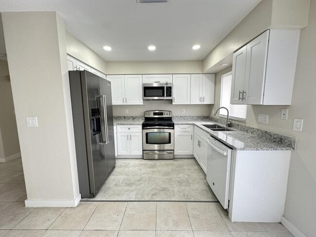 Building Photo - 739 NE 7th Pl Rental