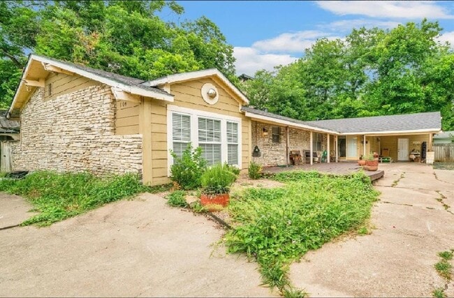 Building Photo - Rare 2 bed with large back yard next to Zilker Park.