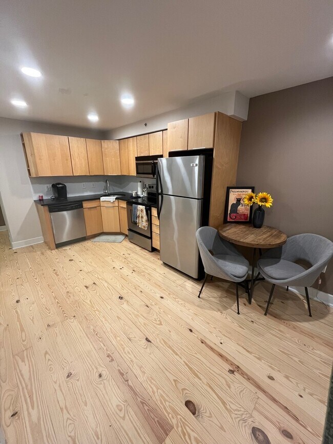 Building Photo - 2123 Christian St