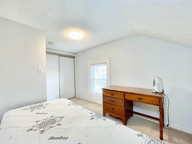 Photo - 252 Vine St S Unit 1 Room 3