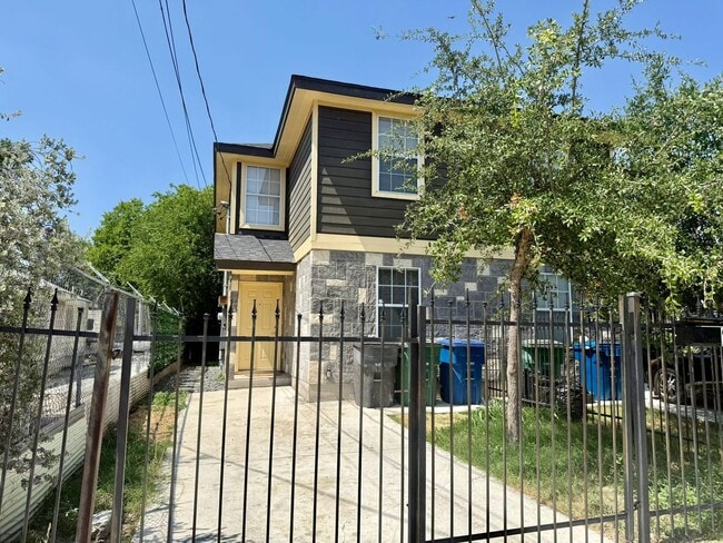 Building Photo - 3107 W Travis St