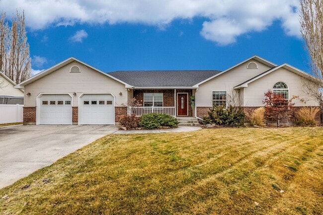 Building Photo - 3 Bedroom 2 bath home in Sugar City Idaho 2 stall garage in awesome neighborhood