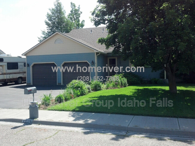 Photo - 1545 Bluebird Ln House