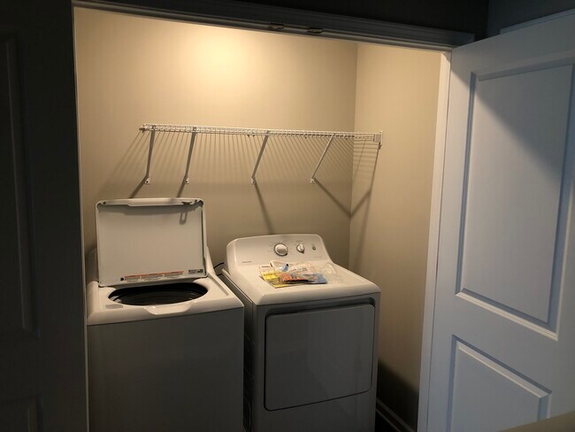 Lavadora y secadora - 413 Carol Dr