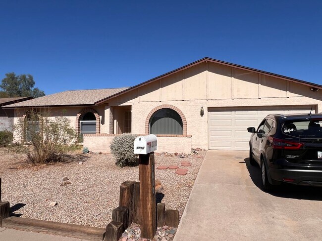 NO HOA! A MUST SEE! Large single family ho... - NO HOA! A MUST SEE! Large single family ho...