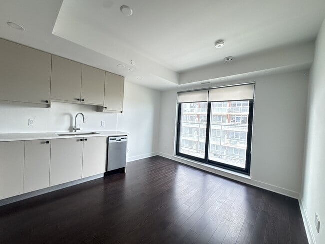 Photo - 180 George St