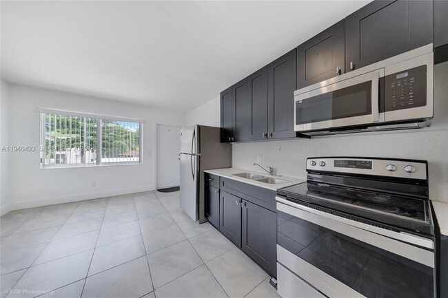 Building Photo - 1145 NW 3rd St Unit 7