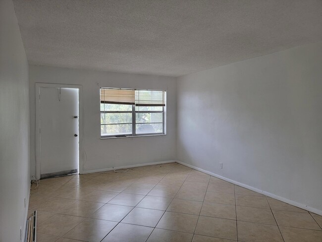 Photo - 4310 NW 12th Ct Unidad 205