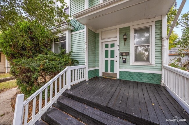 Photo - 674 St Charles St