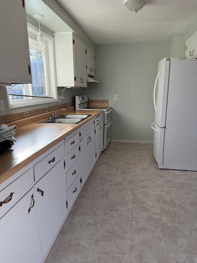 Photo - 2000 Lampman Rd