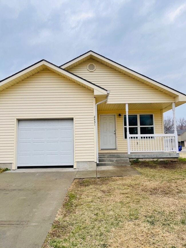 Building Photo - Great Duplex
