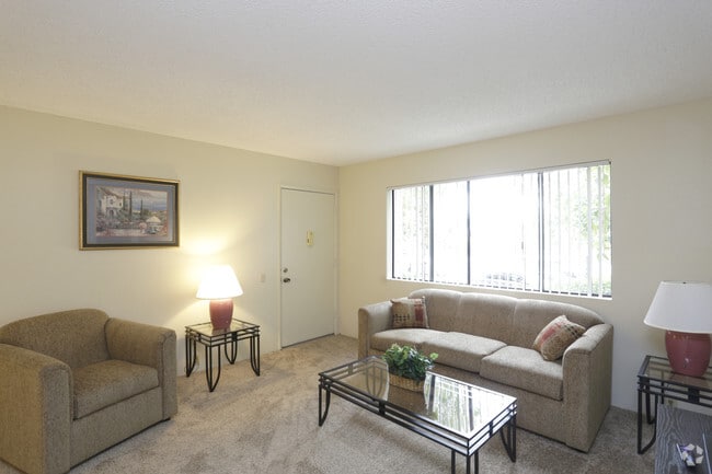 2 BR, 1 BA - 725 SF