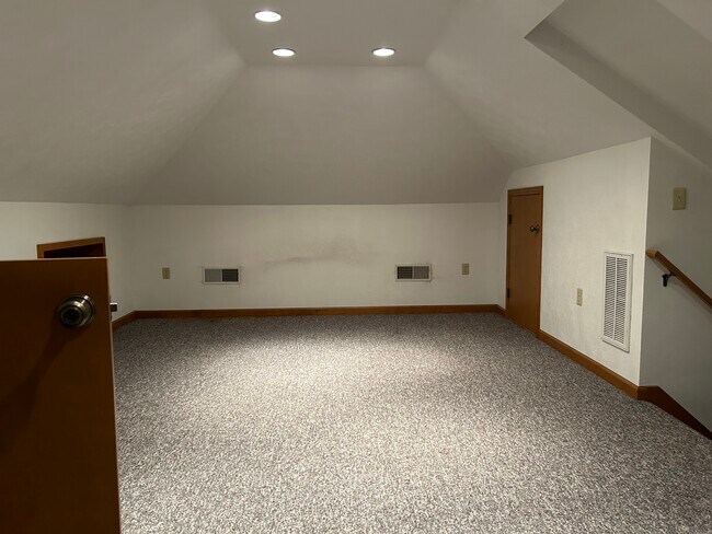 Large 3rd floor loft bedroom or living room - 514 Electric Ave Apartamentos Unidad 2 - Upstairs