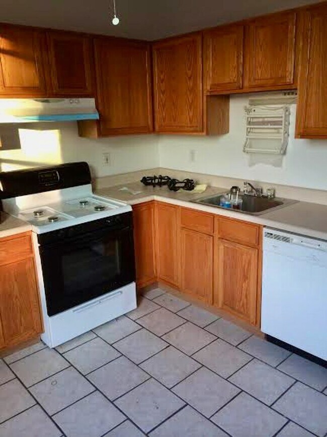 Building Photo - *** Amazing Shadyside Apartment * Walk to everything * Pet Friendly * Duplex Style Apartment * Lu... Unit 2