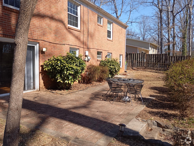 Building Photo - 1532 Trailridge Rd Unit Downstairs Rental