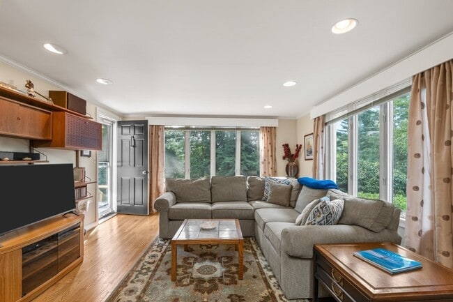 11 Cedar Ln