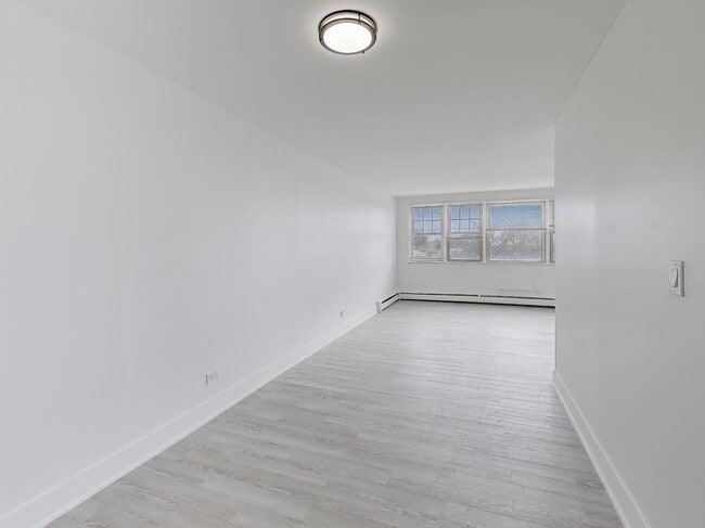 Photo - 7200 N Claremont Ave