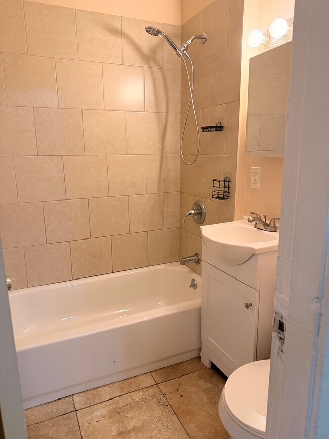 Baño - 735 Union St