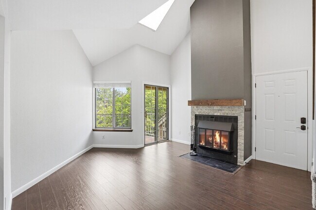 $1,945.95- 1 Bed, 1 Bath Updated Lofted Condo in Boulder with Central AC and In-Unit Laundry!