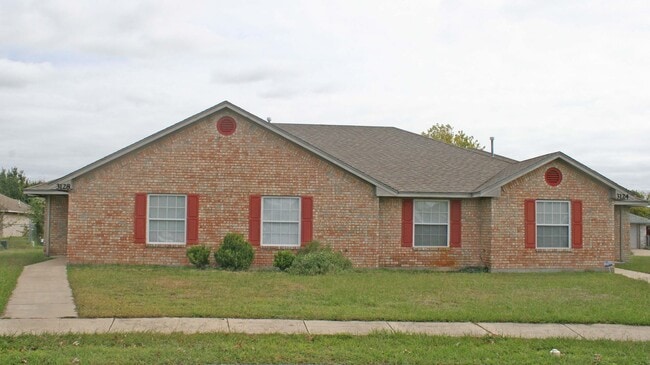 Building Photo - Great 3 Bdrm 2 Bath 1/2 Duplex in Denton Tx Rental