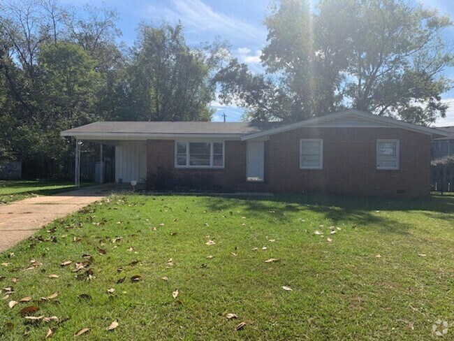 Building Photo - Nice 3 Bed 2 Bath Available Fall 2025! Rental