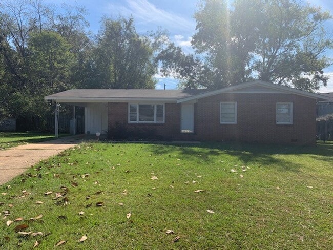 Building Photo - Nice 3 Bed 2 Bath Available Fall 2025! Rental