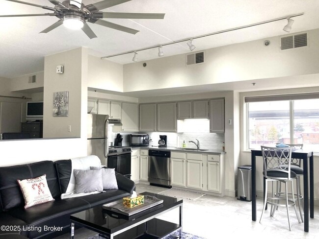 Photo - 1 Riverpointe Plaza