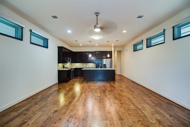 Photo - 2210 Hutchins St