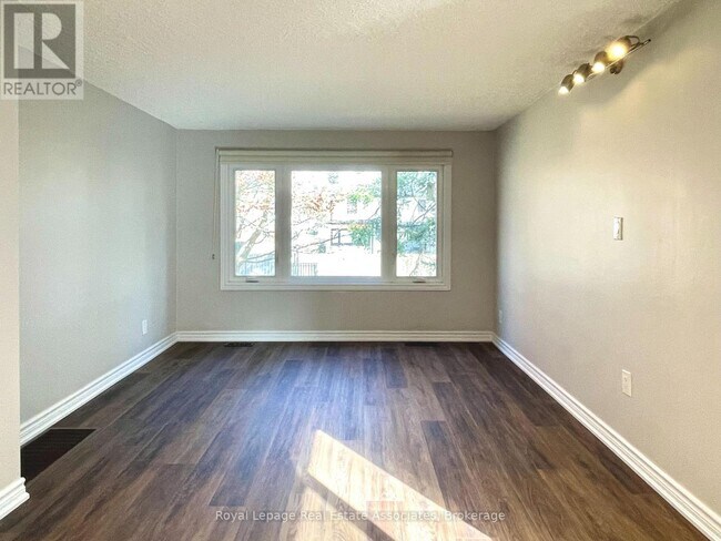 Photo - 2081 Snow Crescent