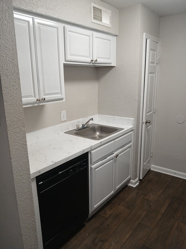 605 Sq. Ft. 1x1 Kitchen - Spring Oaks Apartments