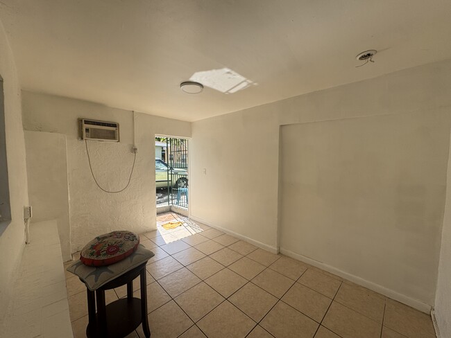 Building Photo - 3104 NW 21st Ave Unit 3104 NW 21st Ave #3 Rental