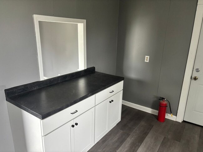 Photo - 621 1/2 East Adams Street, Right side