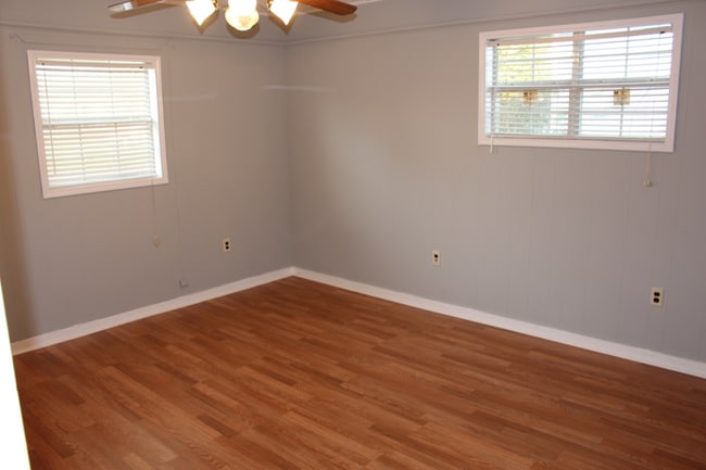 Photo - 204 Meadow Ln