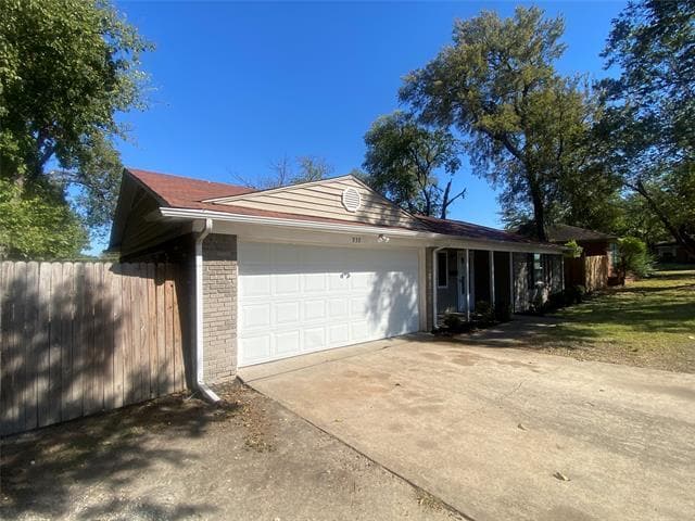 Building Photo - 939 E Red Bird Ln