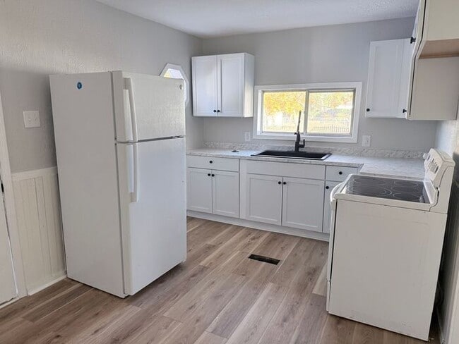 Building Photo - Newly Remolded 2 Bedroom Home on the South...