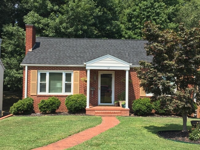 Building Photo - 2 Bedroom with Basement, Near Lindley Park... Rental